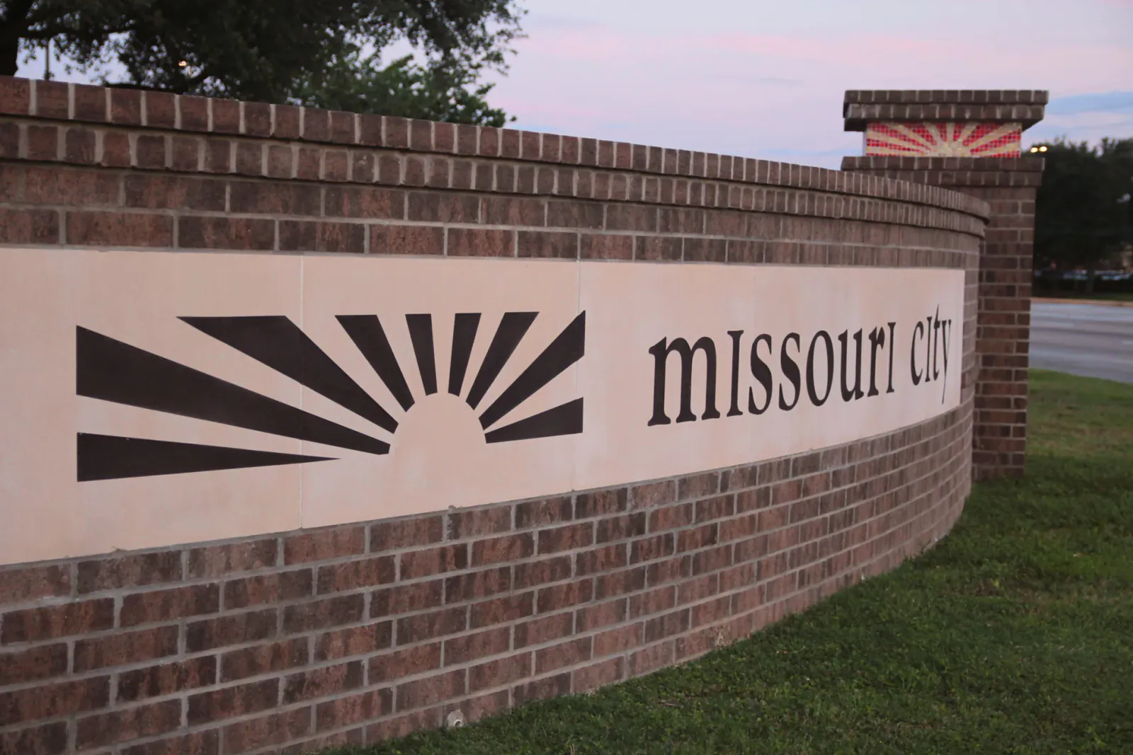 Missouri City welcome sign on a brick wall