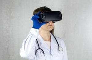 Un médico que utiliza tecnología de realidad virtual para mejorar la atención al paciente y la capacitación médica.