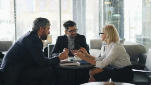 Los empleados de pequeñas empresas de Houston debaten sobre cómo elegir entre franquicias integradas y agregadas para el seguro de enfermedad colectivo.